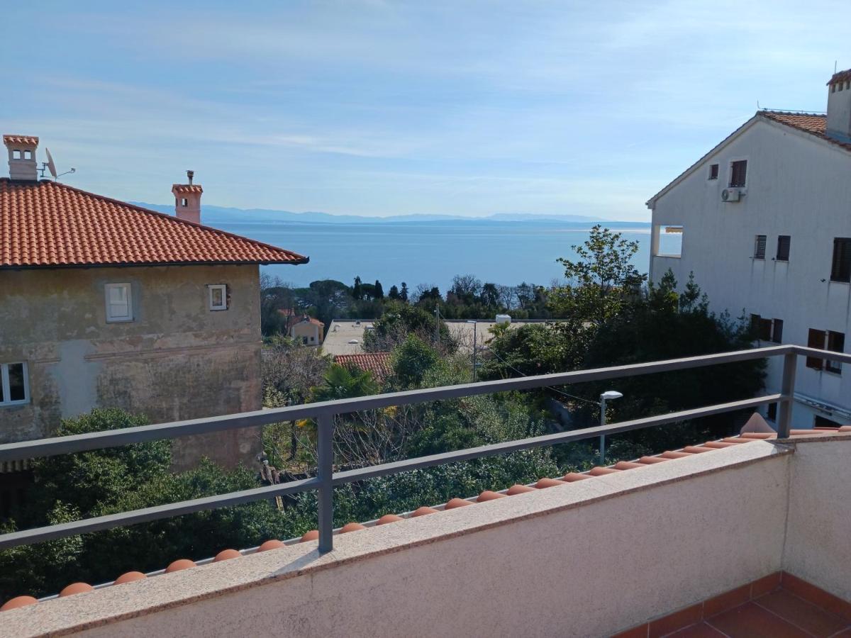 Apartment Lady Daniela Mit Meerblick In Lovran Luaran gambar