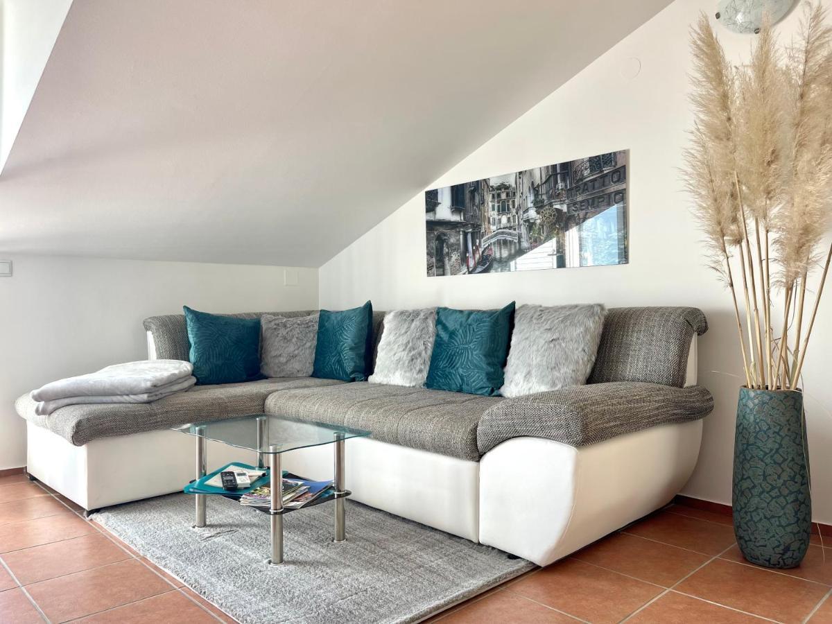 Apartment Lady Daniela Mit Meerblick In Lovran Luaran gambar
