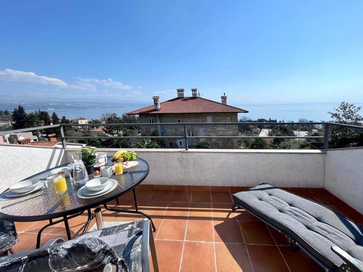Apartment Lady Daniela Mit Meerblick In Lovran Luaran gambar