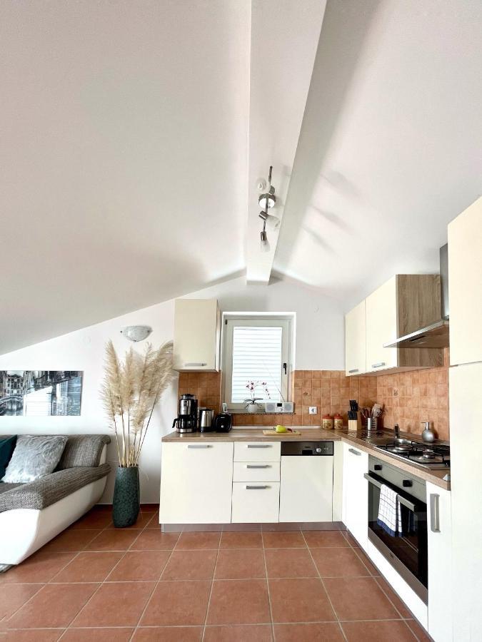 Apartment Lady Daniela Mit Meerblick In Lovran Luaran gambar
