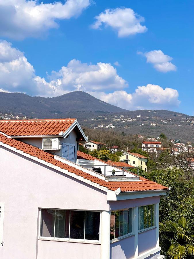 Apartment Lady Daniela Mit Meerblick In Lovran Luaran gambar