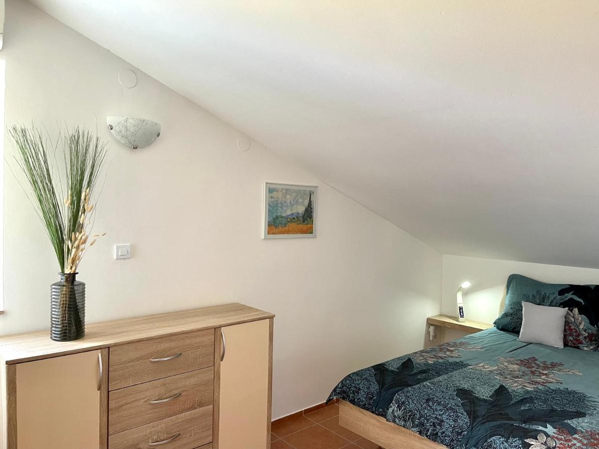 Apartment Lady Daniela Mit Meerblick In Lovran Luaran gambar