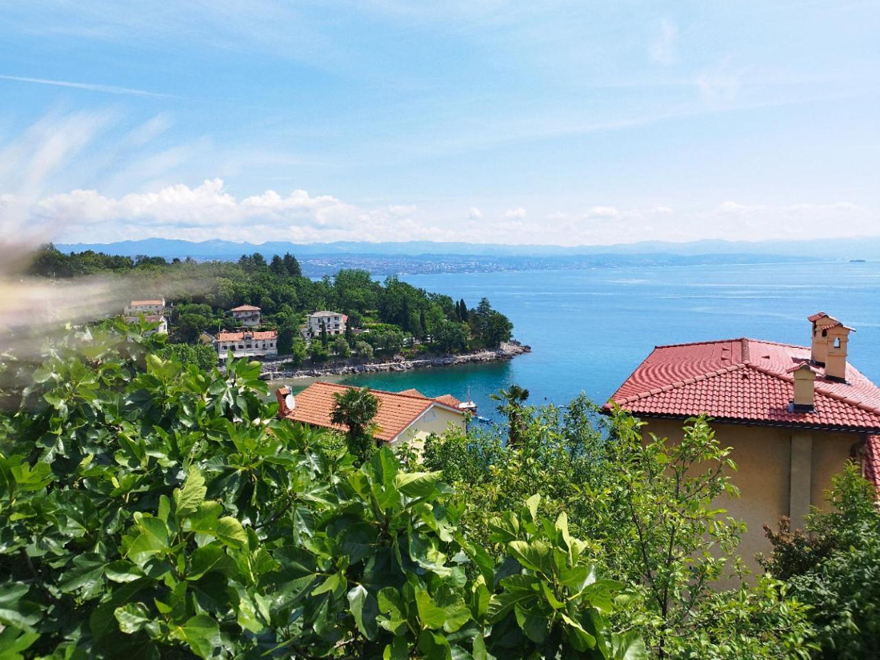 Apartment Lady Daniela Mit Meerblick In Lovran Luaran gambar